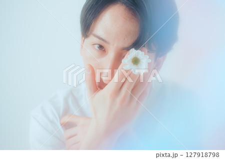 花で覆う視線 — 柔らかい光に包まれたアンニュイビューティ 127918798