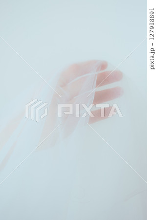 やわらかく光をすくう手 — 透明感パーツカット 127918891