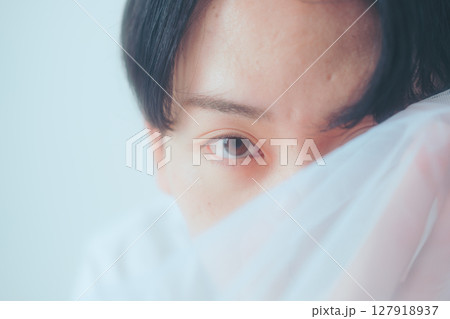 やわらかなヴェールに包まれて — アンニュイな眼差し 127918937