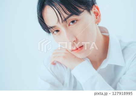 透明感を纏う — 韓国風メンズメイクポートレート 127918995