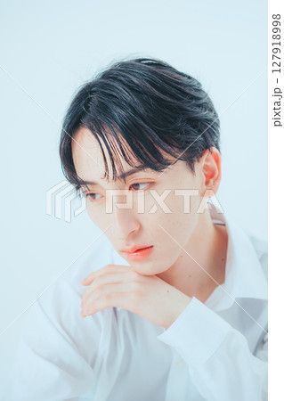 透明感を纏う — 韓国風メンズメイクポートレート 127918998