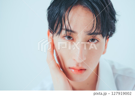 透明感を纏う — 韓国風メンズメイクポートレート 127919002