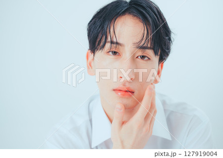 透明感を纏う — 韓国風メンズメイクポートレート 127919004