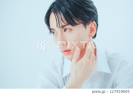 透明感を纏う — 韓国風メンズメイクポートレート 127919005