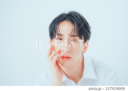 透明感を纏う — 韓国風メンズメイクポートレート 透明感を纏う — 韓国風メンズメイクポートレート 127919009