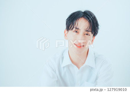 透明感を纏う — 韓国風メンズメイクポートレート 127919010