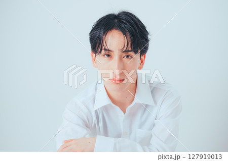 透明感を纏う — 韓国風メンズメイクポートレート 127919013