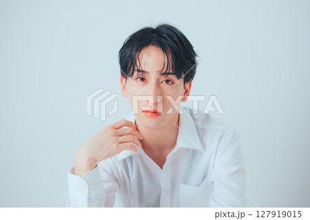 透明感を纏う — 韓国風メンズメイクポートレート 127919015