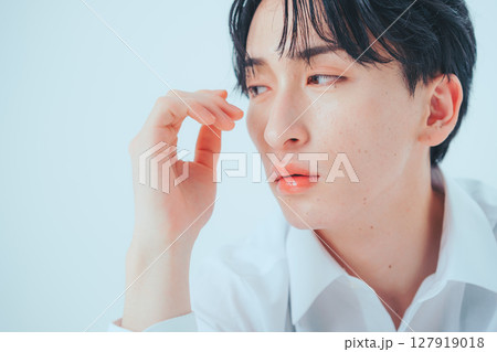 透明感を纏う — 韓国風メンズメイクポートレート 127919018