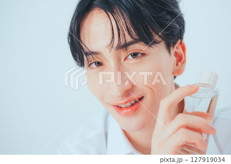 スキンケアを纏う — 韓国風メンズコスメイメージ 127919034