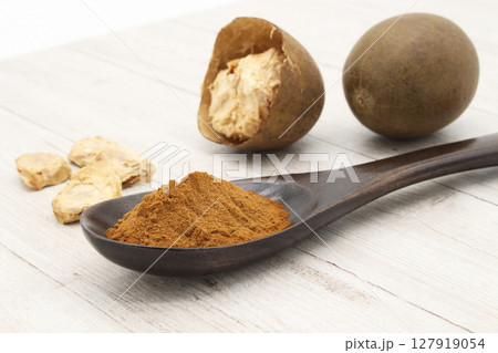 白板に置かれた乾燥羅漢果と匙に盛られた羅漢果抽出粉末 白板に置かれた乾燥羅漢果と匙に盛られた羅漢果抽出粉末 127919054