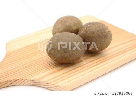 カッティングボードに並べられた3個の羅漢果 127919063