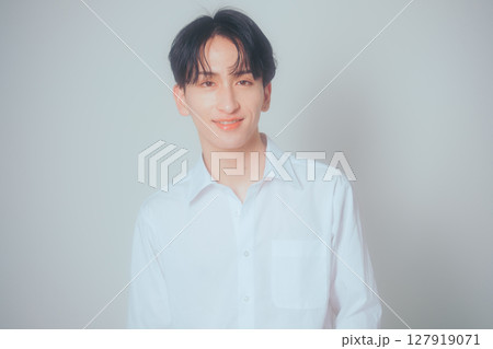 韓国風メンズポートレート — シンプルで清潔感のあるカット 127919071