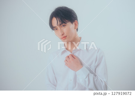 韓国風メンズポートレート — シンプルで清潔感のあるカット 127919072