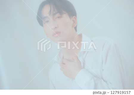アンニュイな雰囲気の韓国風メンズポートレート 127919157