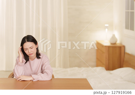 夜頭痛に悩む女性 127919166