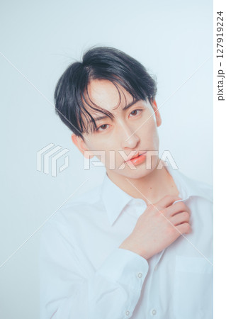 クロスフィルターで光を纏う韓国風メンズポートレート クロスフィルターで光を纏う韓国風メンズポートレート 127919224