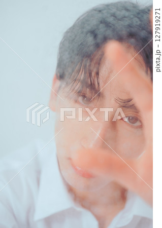 曇りガラス越しのアンニュイ韓国風ビューティポートレート 127919271