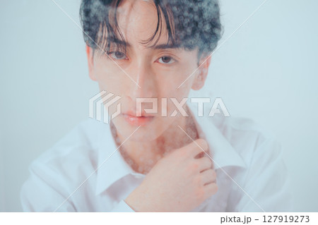 曇りガラス越しのアンニュイ韓国風ビューティポートレート 127919273