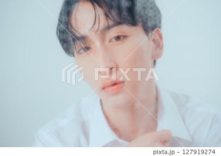 曇りガラス越しのアンニュイ韓国風ビューティポートレート 127919274