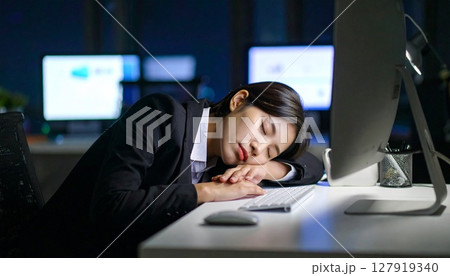 仕事中に居眠りしているビジネスマン 127919340