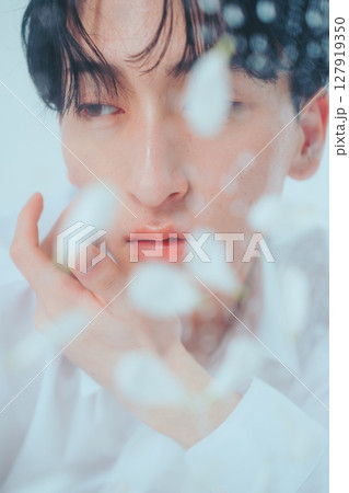 水滴ガラスと花びらが彩るアンニュイ韓国ビューティ 127919350