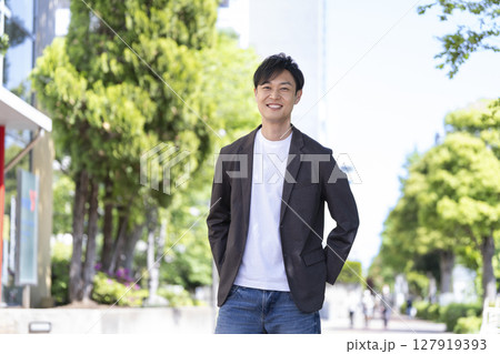 カメラ目線で笑顔の40代前半の男性 127919393