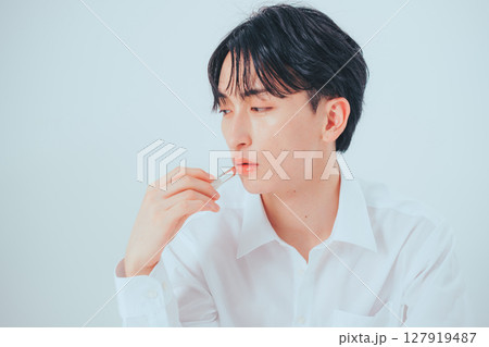 リップスティックを持つ韓国メンズのナチュラルビューティ 127919487