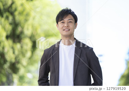カメラ目線で笑顔の40代前半の男性 127919520