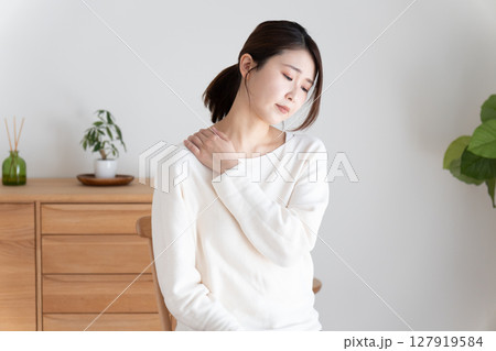 肩こりのミドル女性 127919584