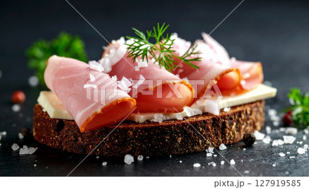 ハムと玉葱、チーズの黒パンのカナッペ 127919585