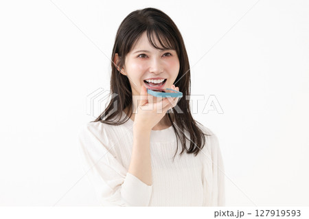 スマホに話す女性　音声操作 127919593