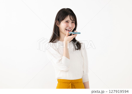 スマホに話す女性 音声操作 スマホに話す女性 音声操作 127919594