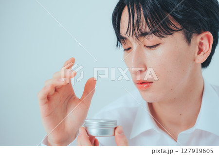 ナチュラルスマイルの韓国メンズ × ケアバーム 127919605