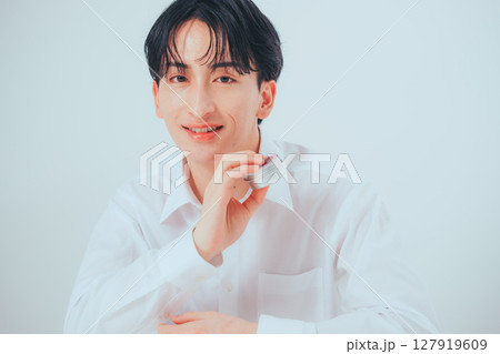 ナチュラルスマイルの韓国メンズ × ケアバーム 127919609