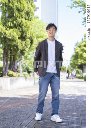 カメラ目線で笑顔の40代前半の男性 127919615