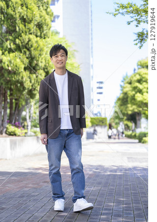 カメラ目線で笑顔の40代の男性 127919644