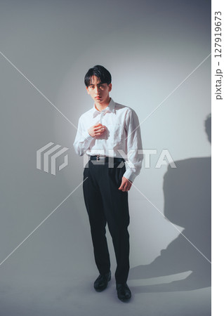 陰影で魅せる韓国メンズ × ホワイトシャツ 127919673