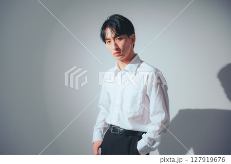 陰影で魅せる韓国メンズ × ホワイトシャツ 陰影で魅せる韓国メンズ × ホワイトシャツ 127919676