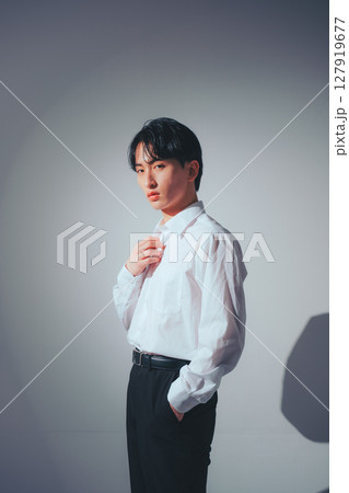 陰影で魅せる韓国メンズ × ホワイトシャツ 陰影で魅せる韓国メンズ × ホワイトシャツ 127919677