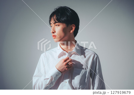 陰影で魅せる韓国メンズ × ホワイトシャツ 陰影で魅せる韓国メンズ × ホワイトシャツ 127919679