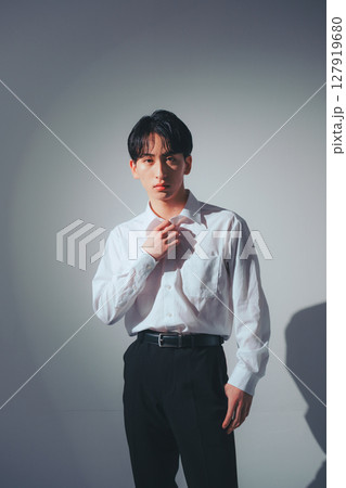陰影で魅せる韓国メンズ × ホワイトシャツ 陰影で魅せる韓国メンズ × ホワイトシャツ 127919680