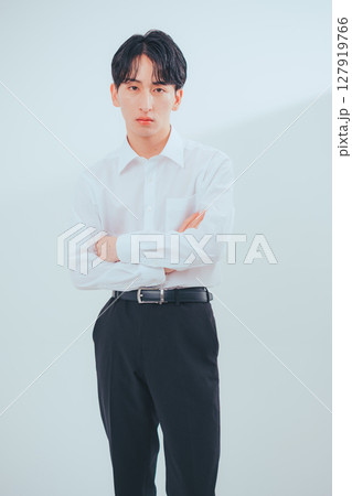 韓国風シンプルモード × 白シャツスタイル 127919766