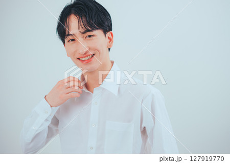 韓国風シンプルモード × 白シャツスタイル 127919770