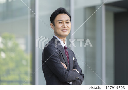 腕組みをした笑顔の40代のビジネスマン　カメラ目線 127919798