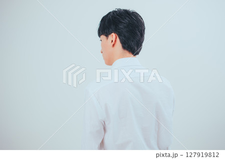 韓国メンズの静かな後ろ姿 × 白シャツスタイル 127919812