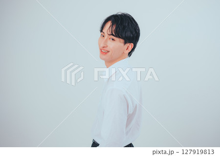 韓国メンズの静かな後ろ姿 × 白シャツスタイル 韓国メンズの静かな後ろ姿 × 白シャツスタイル 127919813