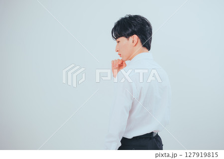 韓国メンズの静かな後ろ姿 × 白シャツスタイル 127919815