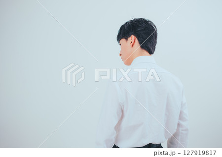 韓国メンズの静かな後ろ姿 × 白シャツスタイル 127919817