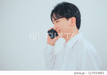 韓国風ビジネスマンの電話シーン × シンプルホワイト 韓国風ビジネスマンの電話シーン × シンプルホワイト 127919863